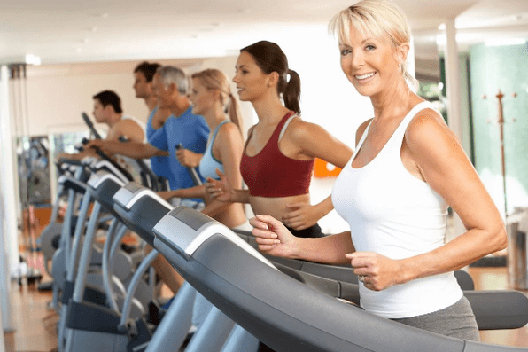 Cardio-Training auf einem Laufband hilft Ihnen beim Abnehmen im Bauch- und Seitenbereich