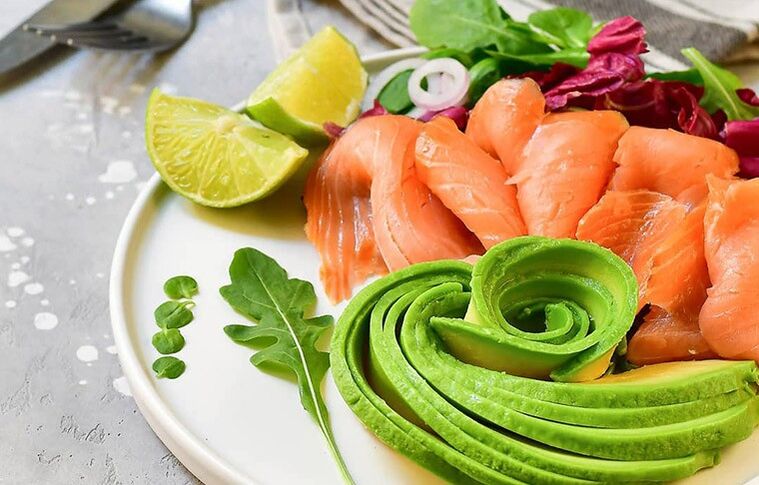 Fisch mit Gemüse für die ketogene Ernährung