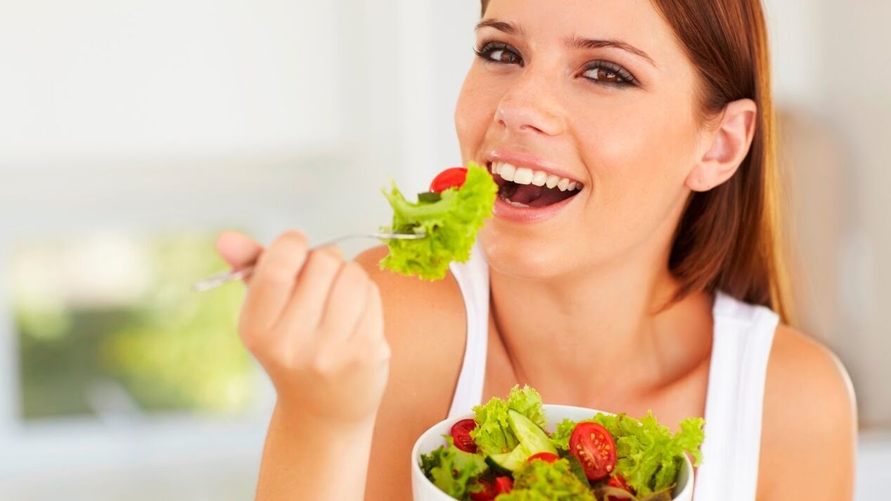 Grünen Salat essen bei einer faulen Diät