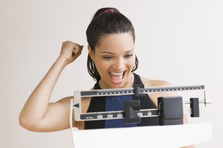 Frau, die glücklich ist, mit Maggi-Diät Gewicht zu verlieren